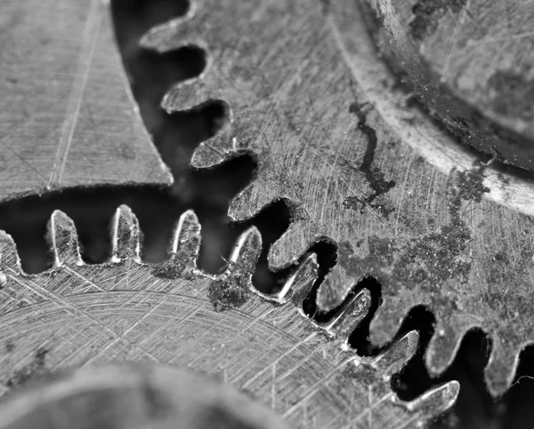 Fondo blanco negro con ruedas dentadas de metal un viejo reloj . — Foto de Stock