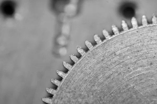 Fondo Blanco Negro Con Ruedas Dentadas Metal Reloj Foto Conceptual — Foto de Stock