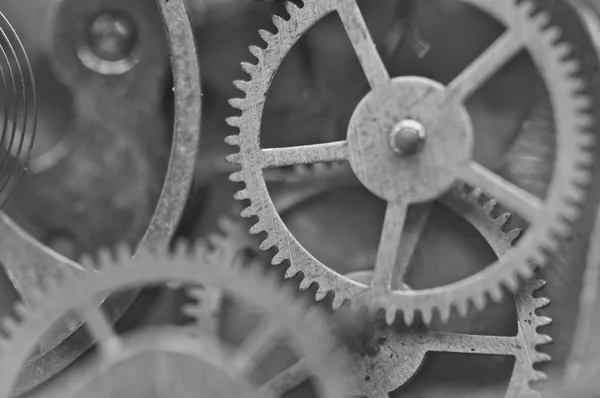 Zwarte en witte achtergrond met metalen tandwielen binnen uurwerk — Stockfoto