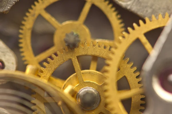 Sfondo con ruote dentate in metallo dorato all'interno dell'orologio . — Foto Stock