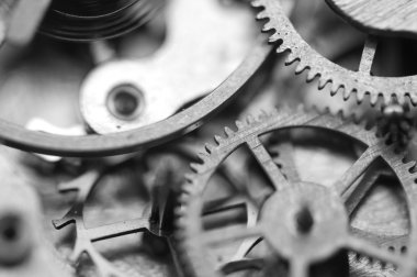 Siyah ve beyaz arka plan ile metal cogwheels saat içinde