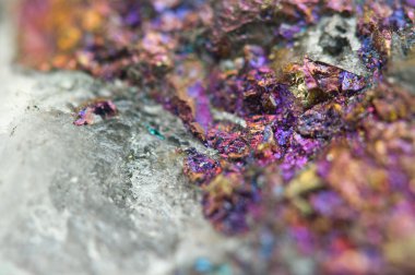 Chalcopyrite kuvars, kimyasal formülü (Cufes2 vardır).