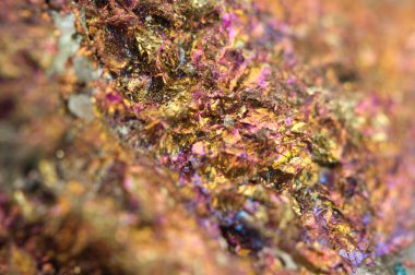 Chalcopyrite, kimyasal formülü (Cufes2 vardır)