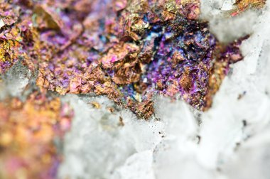 Chalcopyrite kuvars, kimyasal formülü (Cufes2 vardır).