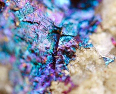 Bornite, olarak da bilinen tavus kuşu cevheri, sülfür mineraldir