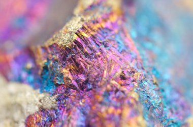 Bornite, olarak da bilinen tavus kuşu cevheri, sülfür mineraldir