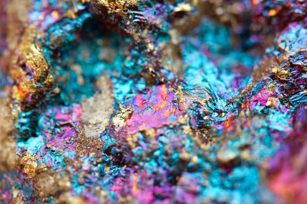 La bornita, también conocida como mineral de pavo real, es un mineral sulfuro. — Foto de Stock