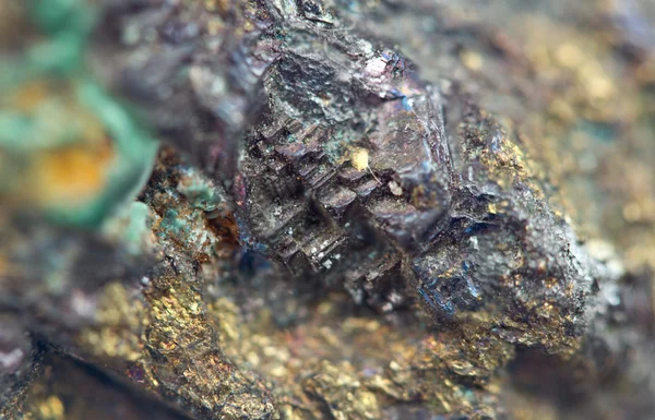 Chalcocite, copper(I) sülfat (Cu2s), önemli bir bakır cevheri olduğunu