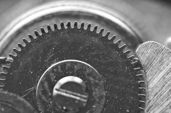 Fondo con ruedas dentadas de metal un reloj. Macro — Foto de Stock