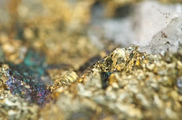 Chalcopyrite měď železo minerál makro. — Stock fotografie