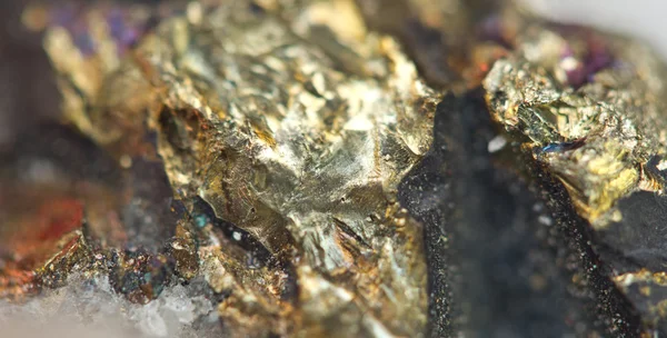 Kupfer-Kupfer-Eisensulfid-Mineral-Makro. — Stockfoto