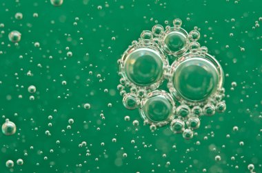 Su yeşil bir arka plan üzerinde makro oksijen kabarcıkları