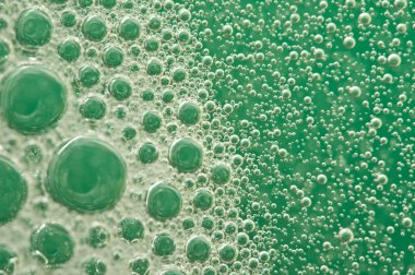 Su yeşil bir arka plan üzerinde makro oksijen kabarcıkları