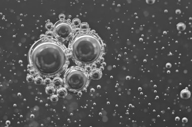 Su siyah-beyaz arka plan üzerinde makro oksijen kabarcıkları