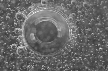 Su siyah-beyaz arka plan üzerinde makro oksijen kabarcıkları