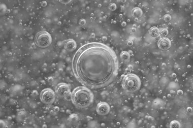Su siyah-beyaz arka plan üzerinde makro oksijen kabarcıkları