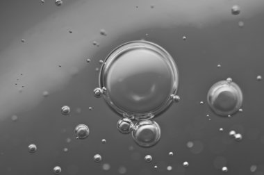 Su siyah-beyaz arka plan üzerinde makro oksijen kabarcıkları