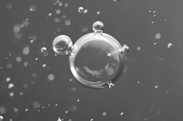 Bulles d'oxygène macro dans l'eau sur fond noir et blanc — Photo