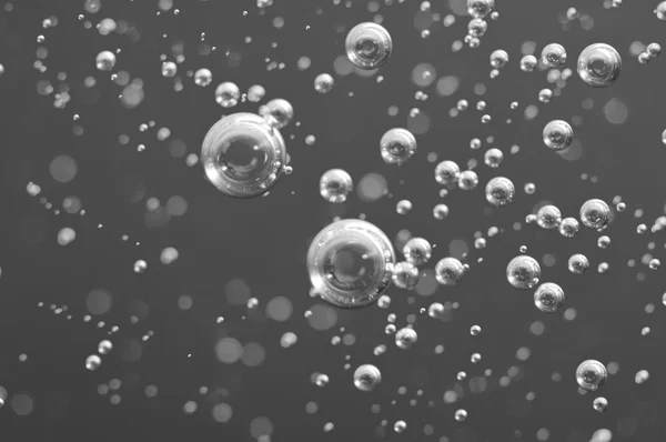 Macro zuurstofbellen in water op zwart-witte achtergrond — Stockfoto