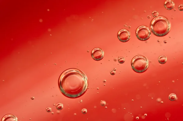 Bolle d'aria in un liquido rosso — Foto Stock