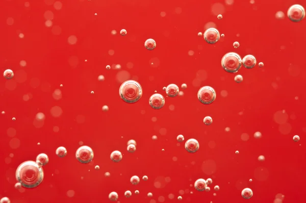 Bolle d'aria in un liquido rosso — Foto Stock