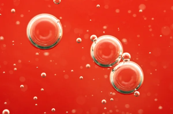 Bolle d'aria in un liquido rosso — Foto Stock