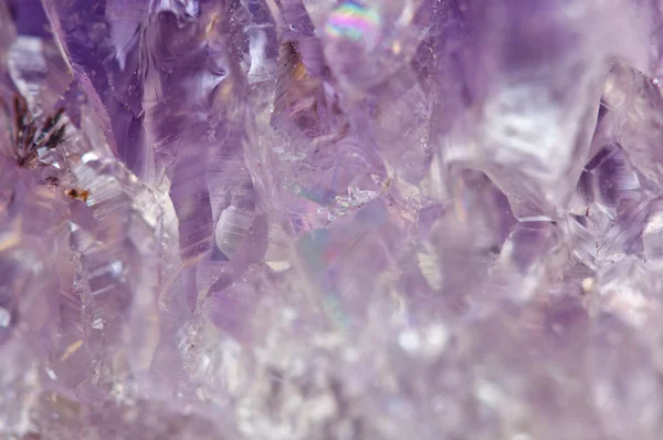 Ametista é uma variedade violeta de quartzo, muitas vezes usado em jóias — Fotografia de Stock