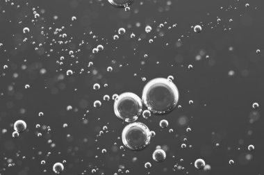 Siyah beyaz zemin üzerine su makro oksijen kabarcıkları
