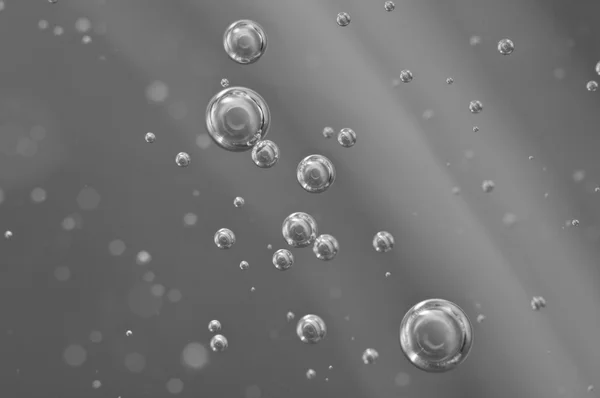 Makro-Sauerstoffblasen im Wasser auf schwarz-weißem Hintergrund — Stockfoto
