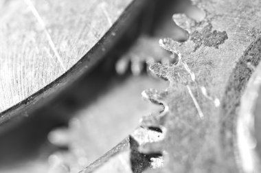 Siyah ve beyaz makro-fotoğraf, eski Clockwork Metal Cogwheels.