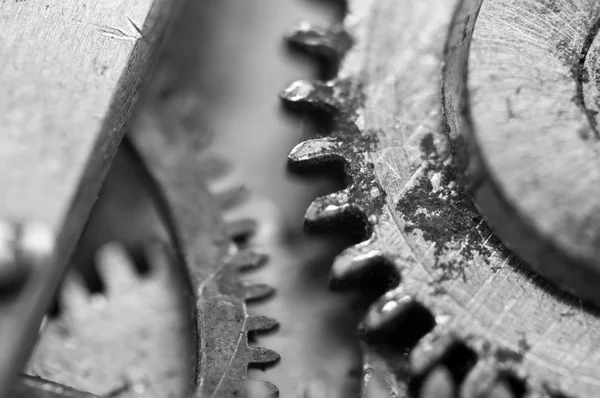 Schwarz-Weiß-Makro-Foto, Zahnräder aus Metall im alten Uhrwerk. — Stockfoto