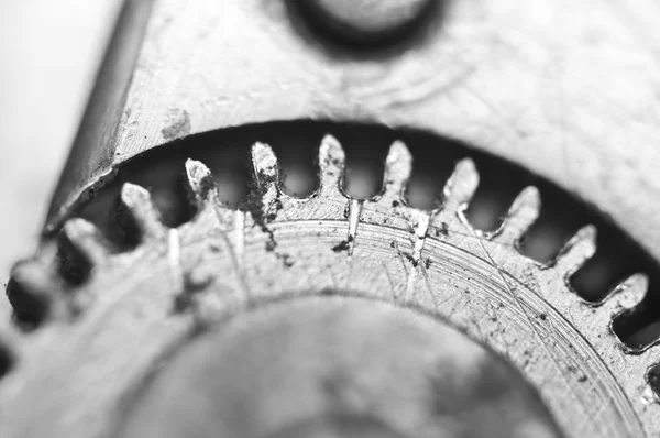 Macro-foto preto e branco, Cogwheels de metal no relógio antigo . — Fotografia de Stock