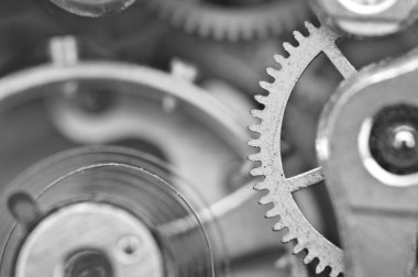 Makro, siyah beyaz arka plan ile metal cogwheels