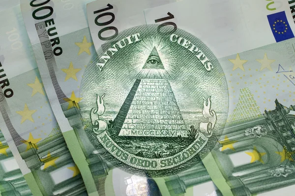 Pyramide, Auge der Vorsehung über 100-Euro-Scheine. Makro — Stockfoto