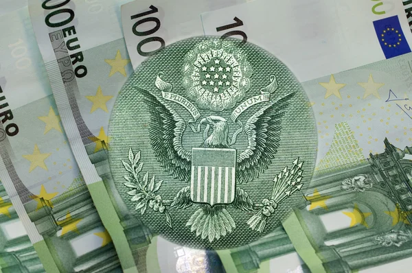 Adler über Hundert-Euro-Scheinen. Makro — Stockfoto