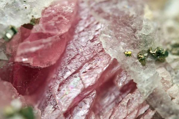 Rhodochrosite MnCO3 dengan pirit besi FeS2 Macro — Stok Foto