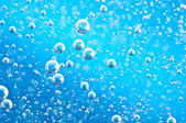 Makro bubliny kyslíku v jasné modré vodě