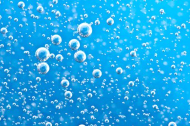 Makro mavi temiz su oksijen kabarcıkları