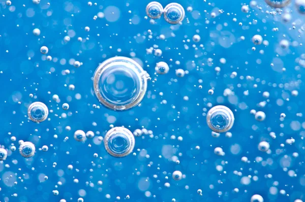 Macro Bolle di ossigeno in acqua limpida blu — Foto Stock