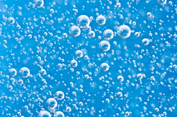 Macro Oxygen bubbles in blue clear water — Stock Photo, Image