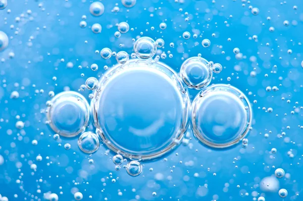 Macro Oxygen bubbles in blue clear water — Stock Photo, Image