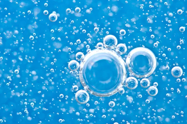 Macro Bolle di ossigeno in acqua limpida blu — Foto Stock