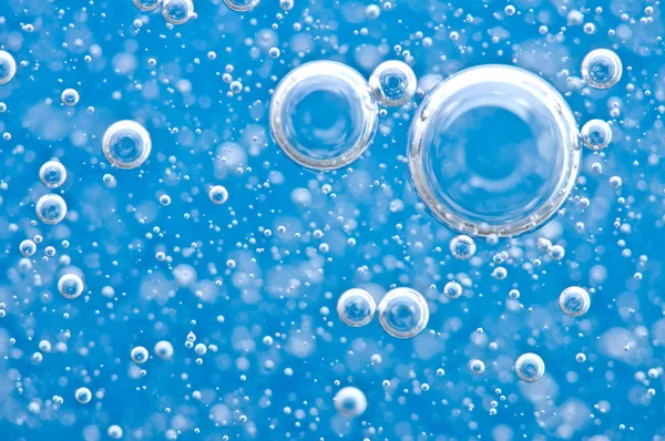 Bulles d'oxygène macro dans l'eau claire bleue — Photo