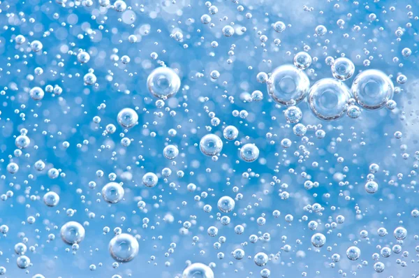 Bulles d'oxygène macro dans l'eau claire bleue — Photo