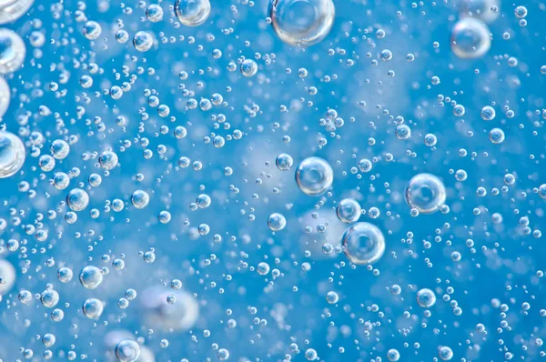 Macro Bolle di ossigeno in acqua limpida blu — Foto Stock