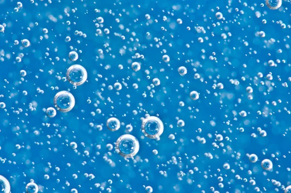 Bulles d'oxygène macro dans l'eau claire bleue — Photo