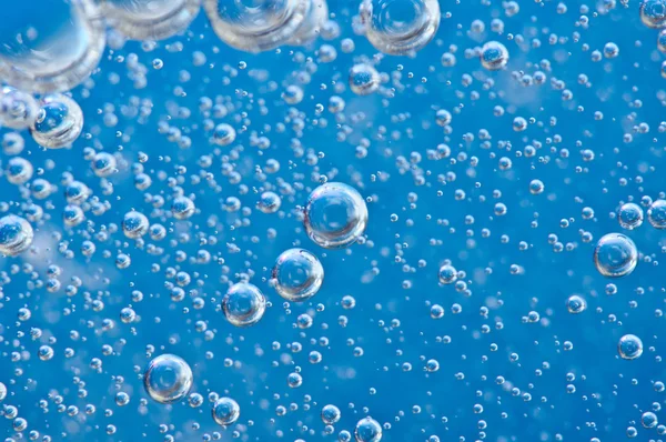 Macro Oxygen bubbles in blue clear water — Stock Photo, Image