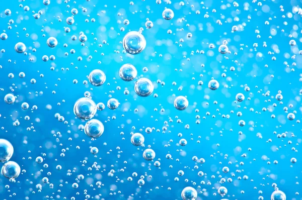 Macro Oxygen bubbles in blue clear water — Stock Photo, Image