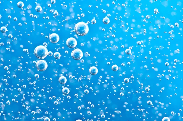 Macro Bolle di ossigeno in acqua limpida blu — Foto Stock