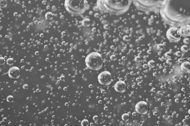 Su siyah-beyaz makro oksijen kabarcıkları